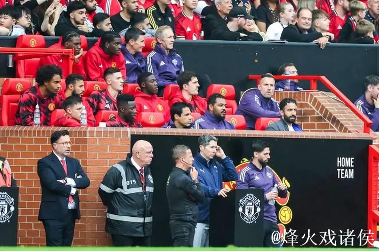 梅努哥哥乔丹身穿“放梅努离队”T恤现身老特拉福德观战